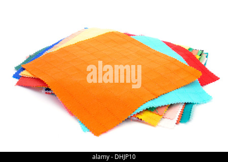 quadratische Stücke Stoff mit verschiedenen Farben und Muster auf weißem Hintergrund Stockfoto
