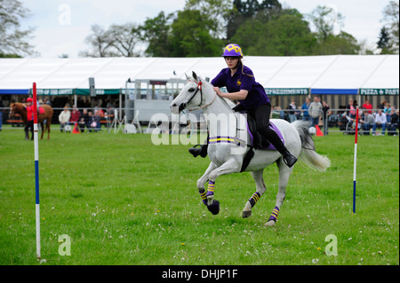 Ein Teilnehmer im Mounted Games statt auf Broadlands, Romsey, Hampshire, Großbritannien. Stockfoto