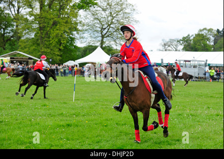 Ein Teilnehmer im Mounted Games statt auf Broadlands, Romsey, Hampshire, Großbritannien. Stockfoto