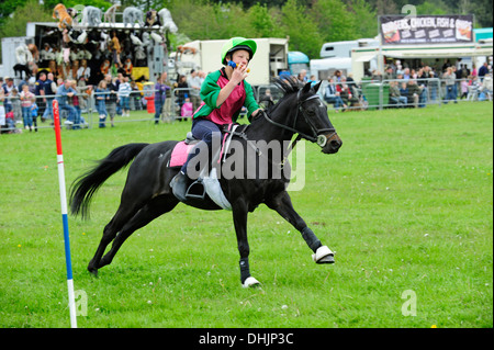 Ein Teilnehmer im Mounted Games statt auf Broadlands, Romsey, Hampshire, Großbritannien. Stockfoto