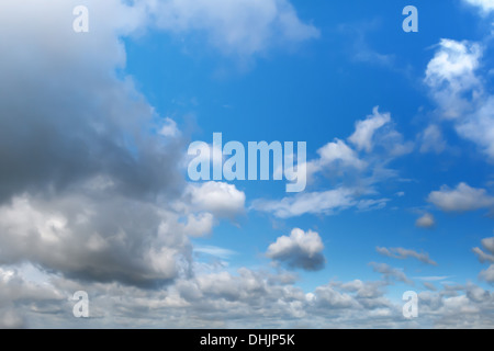 Strahlend blauen Himmel mit weißen Wolken Stockfoto