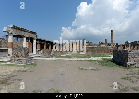 Blick auf einen Abschnitt des Portikus und der Tempel des Jupiter am nördlichen Ende des Forums in Pompeji, Italien. Der große Tempel Stockfoto