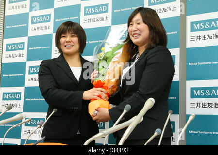 Tokio, Japan. 12. November 2013. (L-R) Masae Ueno, Yoshie Ueno Judo: eine Pressekonferenz zur Ankündigung Yoshie Uenos Ruhestand in Tokio, Japan. Bildnachweis: AFLO SPORT/Alamy Live-Nachrichten Stockfoto