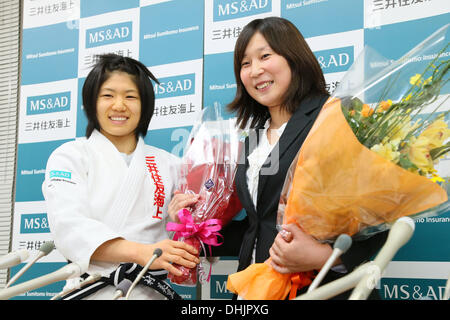 Tokio, Japan. 12. November 2013. (L-R) Misato Nakamura, Yoshie Ueno Judo: eine Pressekonferenz zur Ankündigung Yoshie Uenos Ruhestand in Tokio, Japan. Bildnachweis: AFLO SPORT/Alamy Live-Nachrichten Stockfoto