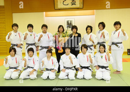 Tokio, Japan. 12. November 2013. Mitsui Sumitomo Insurance Frauen Judo Team Judo: eine Pressekonferenz Ankündigung Yoshie Uenos Pensionierung in Tokio, Japan. Bildnachweis: AFLO SPORT/Alamy Live-Nachrichten Stockfoto