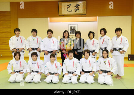 Tokio, Japan. 12. November 2013. Mitsui Sumitomo Insurance Frauen Judo Team Judo: eine Pressekonferenz Ankündigung Yoshie Uenos Pensionierung in Tokio, Japan. Bildnachweis: AFLO SPORT/Alamy Live-Nachrichten Stockfoto
