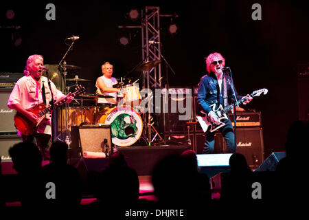 Birmingham, Vereinigtes Königreich. 11. November 2013. Reform der 1970er Jahre Rockband Mott das Hoople Spiel das erste Konzert ihrer UK-Tour in der Birmingham Symphony Hall, 11. November 2013. Lead-Sänger Ian Hunter mit dunkler Brille. Mick Ralphs an der Gitarre. © John Bentley/Alamy Live-Nachrichten Stockfoto