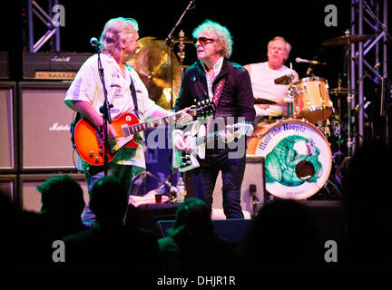 Birmingham, Vereinigtes Königreich. 11. November 2013. Reform der 1970er Jahre Rockband Mott das Hoople Spiel das erste Konzert ihrer UK-Tour in der Birmingham Symphony Hall, 11. November 2013. Lead-Sänger Ian Hunter mit dunkler Brille. Mick Ralphs an der Gitarre. © John Bentley/Alamy Live-Nachrichten Stockfoto
