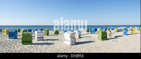 Bunten Liegestühlen am Strand, Wyk auf Föhr, Föhr, Nordfriesischen Inseln, Schleswig-Holstein, Deutschland, Europa Stockfoto