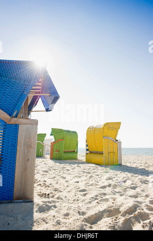 Bunten Liegestühlen am Strand in der Sonne, Wyk auf Föhr, Föhr, Nordfriesischen Inseln, Schleswig-Holstein, Deutschland, Europa Stockfoto