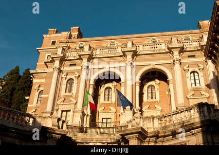 Regierungsgebäude in Via Quattro Novembre mit italienischen und europäischen Flagge, Rom, Italien Stockfoto