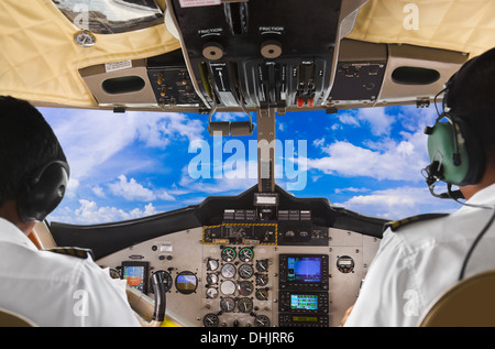 Piloten im Flugzeug-Cockpit und Himmel Stockfoto