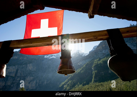 Schweizer Flagge und Kuh-Glocken am See Oeschinensee, Kandersteg, Berner Oberland, Kanton Bern, Schweiz, Europa Stockfoto