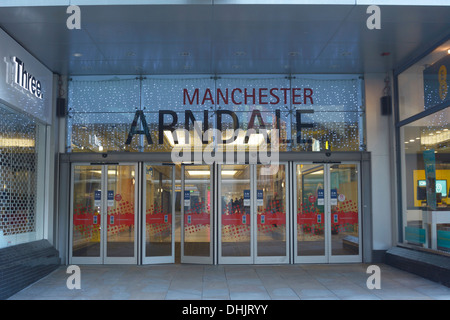 Eingang zum Arndale Centre in der Market Street in Manchester in der Nacht. Stockfoto