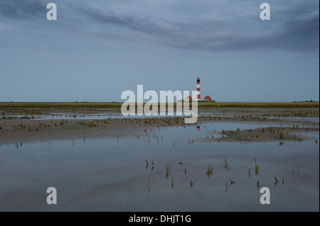 Blick über Watt auf Westerheversand Leuchtturm Westerhever, Wadden Sea National Park, Halbinsel Eiderstedt, nordfriesischen ich Stockfoto