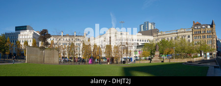 Piccadilly Gardens, Manchester mit den umliegenden Geschäften im Hintergrund. Stockfoto