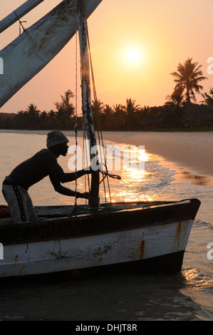 Angeln Dhau bei Sonnenaufgang. Benguerra Island, Bazaruto Archipel. Mosambik. Ost-Afrika. Stockfoto