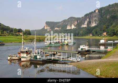 Boote am Ufer des Flusses Elbe bei Rathen, Saxonien Schweiz, Sachsen, Deutschland, Europa Stockfoto