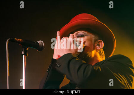 Brighton, UK. 11. November 2013. Boy George, die live am Concorde 2 Veranstaltungsort in Brighton, East Sussex als Teil der "This Is What I Do" Tour, 11. November 2013. England-UK. Bitte die Credit: © Francesca Moore/Brighton Quelle. © Francesca Moore/Brighton Quelle/Alamy Live-Nachrichten Stockfoto