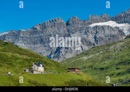 Klausenpass-Strasse mit Hotel Passhoehe, Glarner Alpen, Uri, Schweiz, Europa Stockfoto