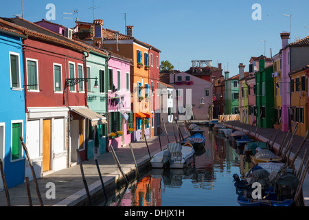 Bunte Häuser entlang des Kanals, Burano, Veneto, Italien, Europa Stockfoto