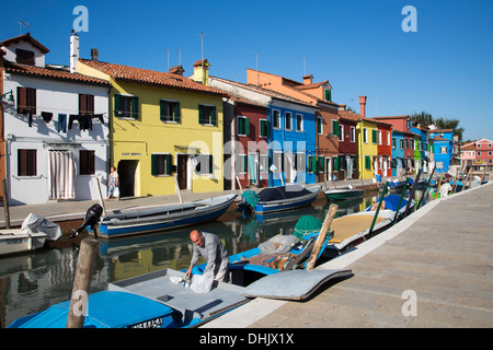 Bunte Häuser entlang des Kanals, Burano, Veneto, Italien, Europa Stockfoto