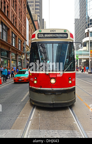 Straßenbahn auf Queen Street, Toronto, Kanada Stockfoto