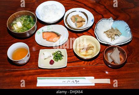 Washoku: Traditionelle japanische Frühstück Mahlzeit in einem Ryokan (traditionelles Gasthaus), mit vielen Gängen serviert auf einmal serviert. Japan, Essen. Stockfoto