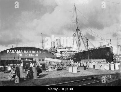 Blick auf die Ozeandampfer Moltke geladen und Entladen auf dem Port von Panama-Stadt, Panamy, undatiertes Foto (um 1910). Das Bild wurde von dem deutschen Fotografen Oswald Lübeck, einer der frühesten Vertreter der Reisefotografie und Schiff Fotografie an Bord Fahrgastschiffe aufgenommen. Foto: Deutsche Fotothek/Oswald Lübeck Stockfoto