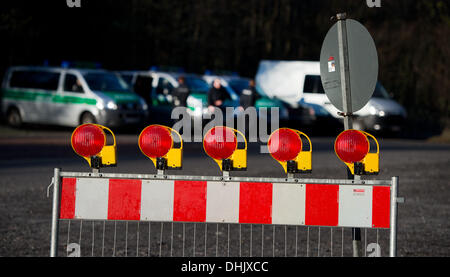 Karsdorf, Deutschland. 12. November 2013. Polizisten sperren eine Straße wegen der Entschärfung von mehreren Fliegerbomben aus dem zweiten Weltkrieg in der Dippoldiswalder Heide in Karsdorf, Deutschland, 12. November 2013. Elf Bomben haben nicht weit von Dresden entschärft werden. Der Bereich Weg gesperrt wurde und Verkehr wurde umgeleitet. Die Bomben waren von einer US-Bomber-Gruppe die flog einen Angriff am 17. April 1945 auf Dresden, die bereits in Trümmern lag. Foto: ARNO BURGI/Dpa/Alamy Live-Nachrichten Stockfoto