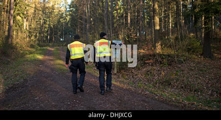 Karsdorf, Deutschland. 12. November 2013. Polizisten suchen einen Wald die Entschärfung von mehreren Fliegerbomben aus dem zweiten Weltkrieg in der Dippoldiswalder Heide in Karsdorf, Deutschland, 12. November 2013. Elf Bomben haben nicht weit von Dresden entschärft werden. Der Bereich Weg gesperrt wurde und Verkehr wurde umgeleitet. Die Bomben waren von einer US-Bomber-Gruppe die flog einen Angriff am 17. April 1945 auf Dresden, die bereits in Trümmern lag. Foto: ARNO BURGI/Dpa/Alamy Live-Nachrichten Stockfoto