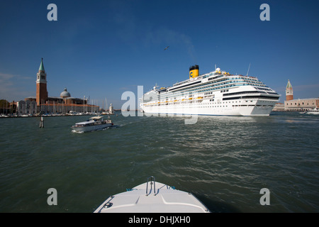 Kreuzfahrtschiff Costa Favolosa in Bacino di San Marco mit Insel Isola di San Giorgio Maggiore (links) und Campanile-Turm (rechts), Stockfoto