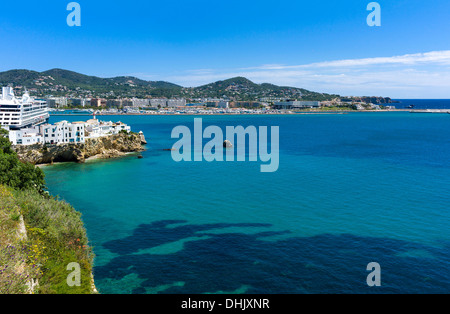 Europa, Spanien, Balearen Inseln Eivissa, Ibiza, Panoramablick über die Bucht von der Altstadt entfernt, die Dalt Vila Burgwall zu sehen Stockfoto