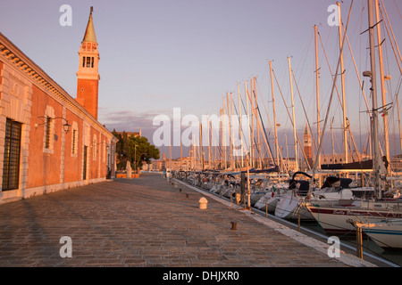 Marina auf der Isola di San Giorgio Maggiore Insel mit Kirche Chiesa di San Giorgio Maggiore bei Sonnenaufgang, Venedig, Veneto, Italy, Eur Stockfoto