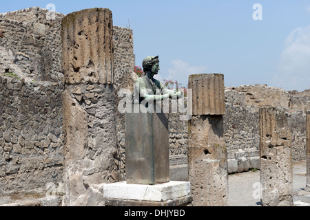 Bronzene Kopie der Statue Büste der Diana vor dem Portikus im Heiligtum des Apollo in Pompeji, Italien. Das Original befindet sich im Stockfoto