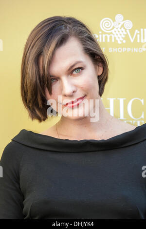 Wertheim, Deutschland. 11. November 2013. Model Milla Jovovich bei einem Fototermin im Outlet Center Wertheim Village in Wertheim. Milla Jovovich ist International Brand Ambassador von Outlet Centern Wertheim Village und Ingolstadt Village. Bildnachweis: Dpa picture Alliance/Alamy Live News Stockfoto