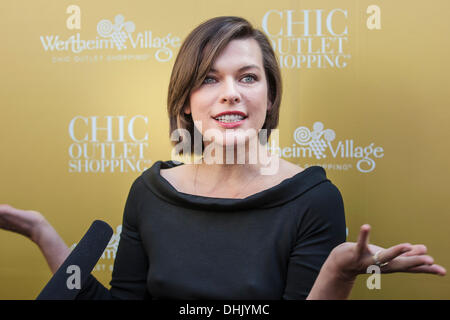 Wertheim, Deutschland. 11. November 2013. Model Milla Jovovich bei einem Fototermin im Outlet Center Wertheim Village in Wertheim. Milla Jovovich ist International Brand Ambassador von Outlet Centern Wertheim Village und Ingolstadt Village. Bildnachweis: Dpa picture Alliance/Alamy Live News Stockfoto
