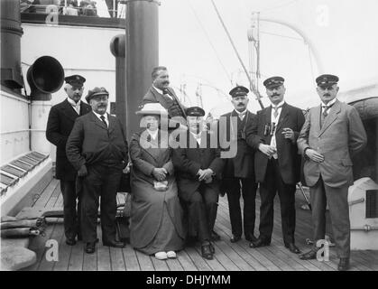 Gruppenbild der sieben Männer und eine Frau an Deck das Passagierschiff "Victoria Luise", undatiertes Foto (1912). Das Bild wurde von dem deutschen Fotografen Oswald Lübeck, einer der frühesten Vertreter der Reisefotografie und Schiff Fotografie an Bord Fahrgastschiffe aufgenommen. Foto: Deutsche Fotothek/Oswald Lübeck Stockfoto