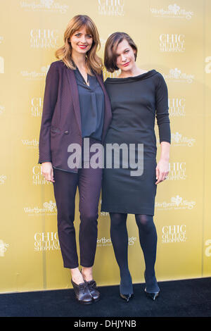 Wertheim, Deutschland. 11. November 2013. Deutsche Model Eva Padberg und Model Milla Jovovich bei einem Fototermin im Outlet Center Wertheim Village in Wertheim. Milla Jovovich ist International Brand Ambassador von Outlet Centern Wertheim Village und Ingolstadt Village. Bildnachweis: Dpa picture Alliance/Alamy Live News Stockfoto