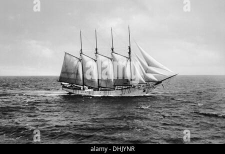 Blick auf ein Segelschiff mit vier Masten auf dem Meer, vermutlich in der Nähe von der deutschen Küste um 1928. Das Bild wurde von dem deutschen Fotografen Oswald Lübeck, einer der frühesten Vertreter der Reisefotografie und Schiff Fotografie an Bord Fahrgastschiffe aufgenommen. Foto: Deutsche Fotothek/Oswald Lübeck Stockfoto