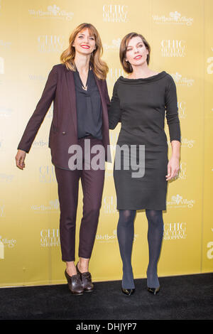 Wertheim, Deutschland. 11. November 2013. Deutsche Model Eva Padberg und Model Milla Jovovich bei einem Fototermin im Outlet Center Wertheim Village in Wertheim. Milla Jovovich ist International Brand Ambassador von Outlet Centern Wertheim Village und Ingolstadt Village. Bildnachweis: Dpa picture Alliance/Alamy Live News Stockfoto