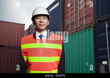 Porträt von stolz Ingenieur in Schutzkleidung stehen in einem Versand-Hof Stockfoto