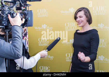 Wertheim, Deutschland. 11. November 2013. Model Milla Jovovich bei einem Fototermin im Outlet Center Wertheim Village in Wertheim. Milla Jovovich ist International Brand Ambassador von Outlet Centern Wertheim Village und Ingolstadt Village. Bildnachweis: Dpa picture Alliance/Alamy Live News Stockfoto