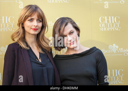 Wertheim, Deutschland. 11. November 2013. Deutsche Model Eva Padberg und Model Milla Jovovich bei einem Fototermin im Outlet Center Wertheim Village in Wertheim. Milla Jovovich ist International Brand Ambassador von Outlet Centern Wertheim Village und Ingolstadt Village. Bildnachweis: Dpa picture Alliance/Alamy Live News Stockfoto