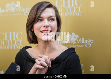 Wertheim, Deutschland. 11. November 2013. Model Milla Jovovich bei einem Fototermin im Outlet Center Wertheim Village in Wertheim. Milla Jovovich ist International Brand Ambassador von Outlet Centern Wertheim Village und Ingolstadt Village. Bildnachweis: Dpa picture Alliance/Alamy Live News Stockfoto
