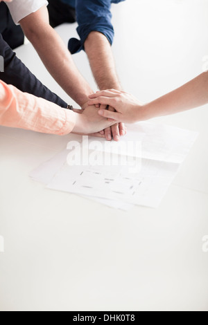 Nahaufnahme der Hände von Geschäftsleuten übereinander in Partnerschaft Stockfoto