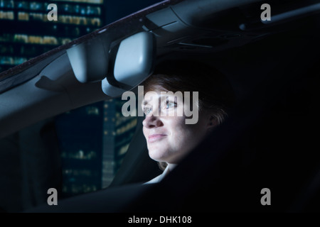 Geschäftsfrau, die Fahrt in der Nacht in der Stadt Stockfoto