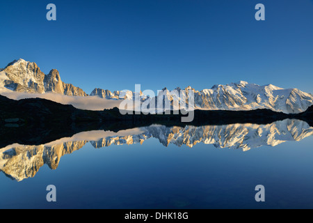 Mont-Blanc-Massiv, reflektiert in einem Bergsee, Mont-Blanc-massiv, Chamonix, Savoyen, Frankreich Stockfoto