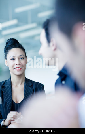 Junge Geschäftsfrau sitzen in einem Business-Meeting mit Kollegen Stockfoto