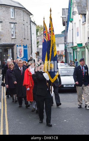 Erinnerung-Sonntag-Parade mit British Legion Fahnen vor bei Hay-on-Wye Powys Wales UK Stockfoto